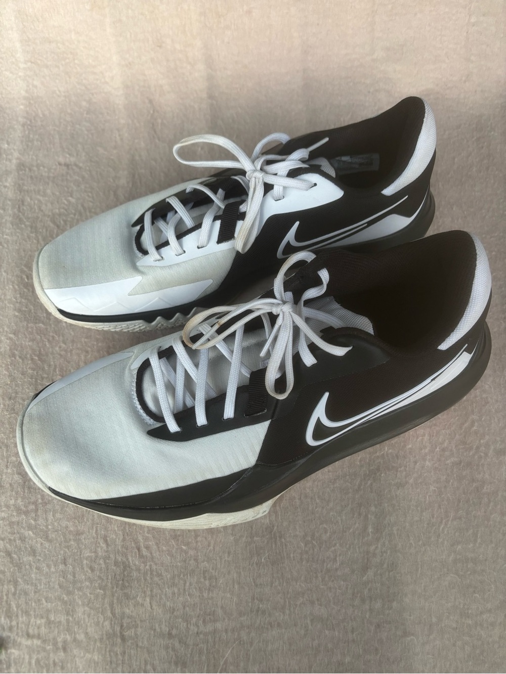 Nike Men’s Black and White Low-Top Sneakers